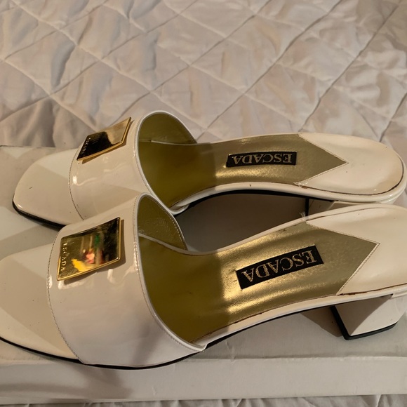ESCADA WHITE PATENT LEATHER SANDALS. - Picture 4 of 6